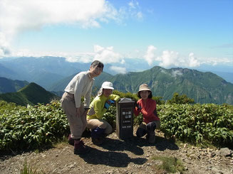 越後駒ケ岳山頂にてバックは八海山（山頂がギザギザです）
