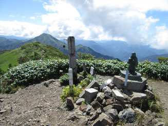 越後駒ケ岳山頂から中ノ岳（やや左、三角の山）