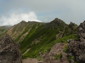 お鉢めぐりは岩場も多い 右、羊蹄山山頂