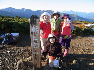 朝日岳山頂(2,418.3ｍ)にて。左から白馬、旭岳。薄く剱