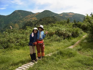 イブリ山山頂(1,791ｍ)から前朝日、朝日岳をバックに