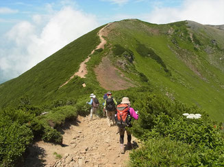 お鉢めぐりの岩稜帯を抜けると快適な道です