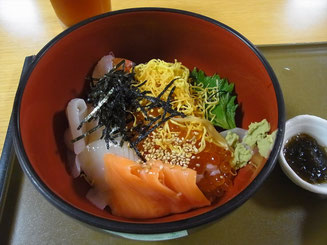 休暇村支笏湖の、のせ放題の海鮮丼(Y森作)