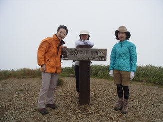 仙ノ倉山山頂にて。ここでもガス