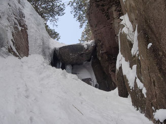 左の凍った壁をダブルアックスで登りました。下から見上げた写真です。手前の雪で高さは低く見えていますが、２ｍはゆうに有ります。写真で見る以上に怖いです。