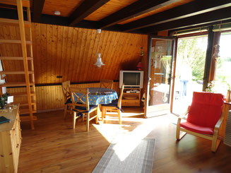 Wohnzimmer mit Tür zur Terrasse und Essecke, Kinderhochstuhl, Satelitten-TV, DVD-Player