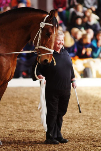 40 Jahre Voltigiergeschichte - Bild Thea Hildebrandt, Hanne Strübel mit Nabucco im Jahr 2015