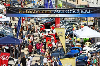Besucher auf der Rutesheimer Autoschau