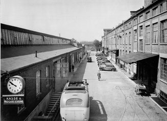 Schwarz-Weiß-Bild von der alten Daimler-Benz Produktionsstätte