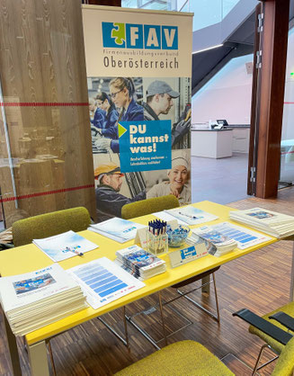 Tisch mit FAV OÖ-Broschüren und Werbematerial