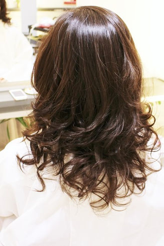 デジタルパーマで毛先をカール。きれいな内巻きボブだってできます。お手入れも簡単ですよ。