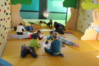 Kinder beim Lernen in der Kletterecke