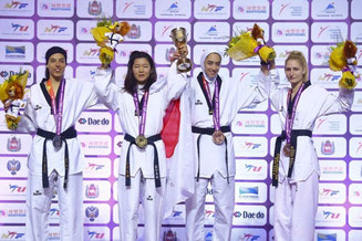 -57kg級優勝　濱田真由選手(左から2番目)（＾－＾）