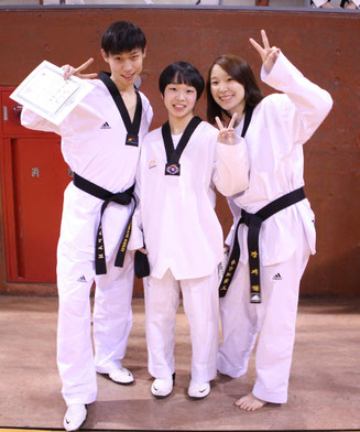 男子-58kg銅メダルの村上選手(左)と女子-53kg優勝の村上選手(右)と♪