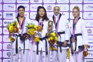 -57kg級女子　優勝　濱田真由選手(左から2番目)
