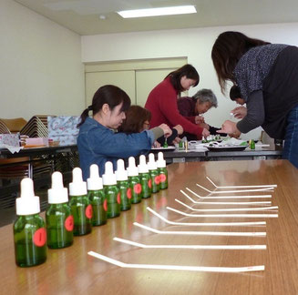 それぞれのペースで調香中。スポイド瓶に適切な濃度に希釈した精油が入っているので、初心者の方でもラクラク作業できるんですよ。