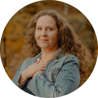 Susanne Kruse mit ruhigem, offenen Blick und Hand auf dem Herzen – Symbol für Bewusstsein, Weiblichkeit und authentische Führung in ihren Retreats in Mecklenburg-Vorpommern.