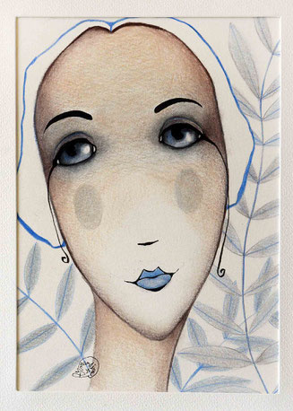 portrait de femme sur fond de feuillage réalisée aux crayons de couleur, dominante de couleur bleu 