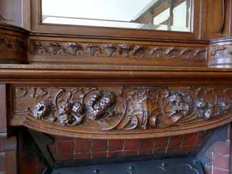Décor en chène de primevères  finement sculptées.