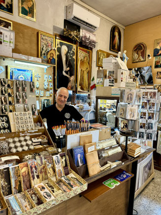 Sympathischer Betreiber des Shops in der Basilika   