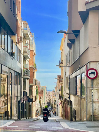 Eine der vielen Straßen, die vom oberen Stadtbereich mit Parc Güell hinunter in die Innenstadt führen