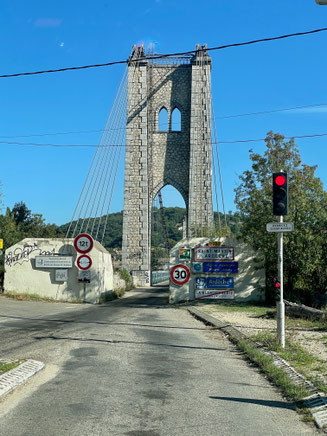 Wie jetzt? So schmal? - Die Brücke über die Ardèche von Süden kommend nach Saint-Martin- d´Ardèche.