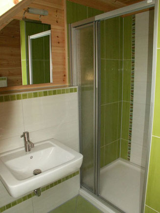 Gästebad im Blockhaus mit grüner Mosaik-Bordüre - Individuelle Blockhäuser