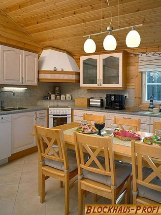 Offene Küche im Blockhaus - Holzhaus Wismar - Echte Blockhäuser aus Skandinavien mit Planung und Montage - Holzbau - Blockhausbau - Wir bauen Blockhäuser in Mecklenburg
