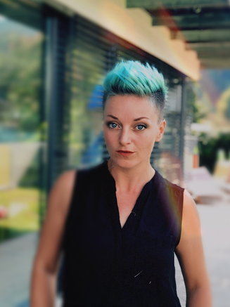 Frau, blaue Haare, Selbstbestimmerin, Coach