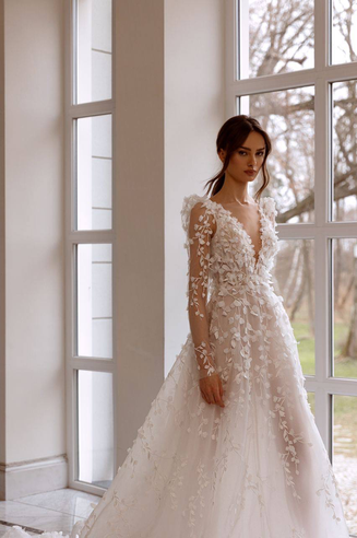 Weißes Brautkleid am Fenster