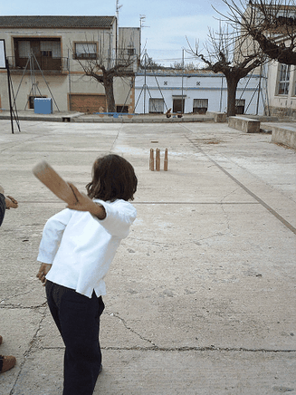 El juego tradicional autóctono valenciano  de "Les Birles" se esta introduciendo con gran éxito en las escuelas.