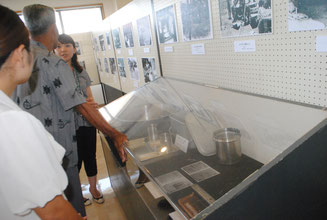企画展では、テニアン島の収容所にあった食器などが展示されている=3日午前、八重山平和祈念館