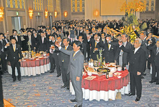 今年の飛躍を誓って乾杯する初春の交歓会参加者(4日午後)