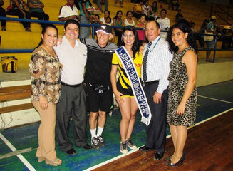 La reina del campeonato municipal de fulbito 2015, Irina Varas, junto a los organizadores del certamen. Chone, Ecuador.