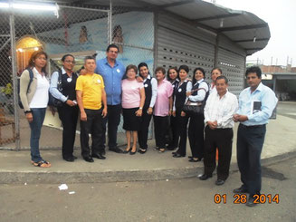 Promotores de la campaña cívica "Manta sin trabajo infantil", en el Mercado Mayorista de Manta, Ecuador.