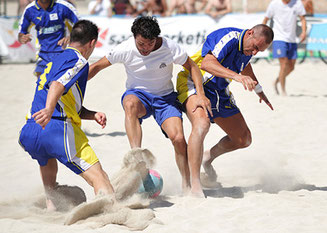 Fútbol playa. (Foto tomada del banco de imágenes de Google.)