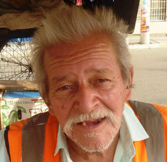 Marco Antonio Macías Mendoza, jubilado municipal multifacético y devoto de San Antonio. Manta, Ecuador.