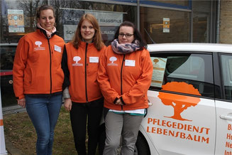 Stephanie Krüger, Anna Mählmann und Janin Heinrich vom Pflegedienst Lebensbaum stellten den Altenpflege-Beruf bei der Ausbildungsmesse vor. Foto: Frank