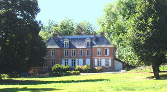 cabane dans les arbres dans le parc d'un chateau