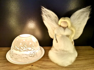 Handgemachter weißer Weihnachtsengel aus Filz. Schutzengel als winterliche Dekoration, Krippenfigur oder liebevolles Weihnachtsgeschenk.