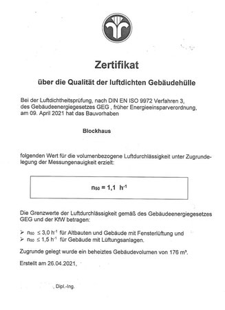 Wohnblockhaus - Holzhaus in blockbauweise - Zertifikat - Blower Door Messung - Luftdichtheitsprüfung - Blockbohlenhaus in echter Blockbauweise - KfW - Förderung - KfW-Bank - Finanzierung - GEG - Gebäudehülle - Neubau - Energieeffizienz - Energiesparhaus  