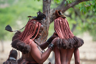 Junge Himba-Frauen in Namibia © 2014 belimago