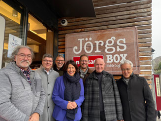 Jörg Schäfer (3. von rechts) informierte Wirtschaftsministerin Daniela Schmitt und die FDP-Vertreter (von rechts) Peter Tsao-Adolph, Ulrich van Bebber, Martin Göddertz und Karl-Heinz Kreuzberg über den Betrieb der nah-Kaufbox. Foto: Martin Göddertz