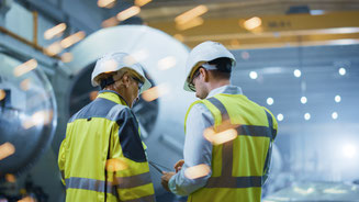 Fachkraft für Arbeitssicherheit von Ullertec bei Sicherheitsbegehung in Produktionshalle im Ruhrgebiet