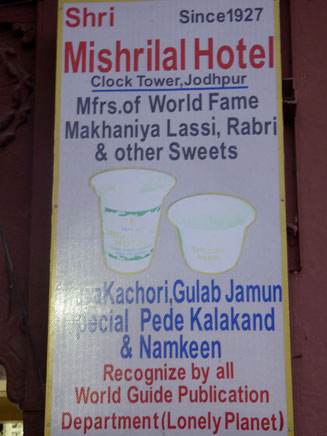 Bild: Hinweisschild für ein leckeres Lassi Restaurant in Jodhpur, Rajasthan