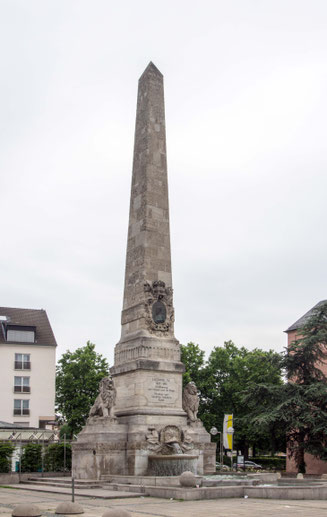 Bild: Ludwigsplatz mit Obelisk