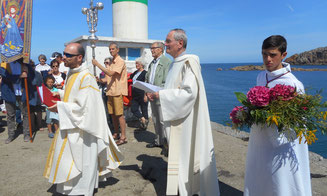 Sur le port du Diben, la foule est nombreuse à assister à la bénédiction de la mer par le Père Daniel de Kerdanet.