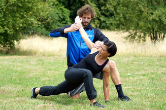 Personal Trainer und Diplom Sportwissenschaftler Patrick Kuetemeier in Mainz beim Outdoortraining mit Klientin zur Praevention von Rueckenschmerzen