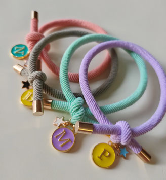 Pulsera nudo elástica con chapita de letra