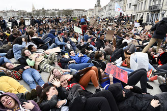 Manifestation étudiants revendications foule